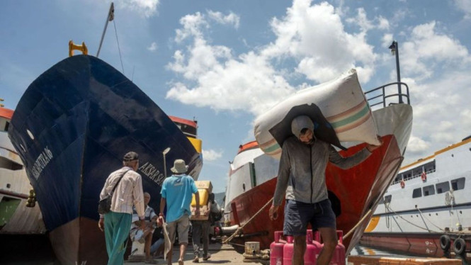 Aktivitas buruh angkut di Pelabuhan Rakyat Luwuk