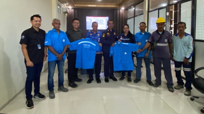 Seragam baru untuk porter pelabuhan.
