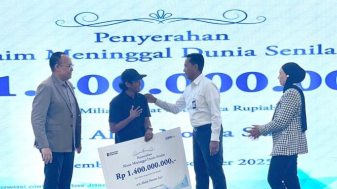 Penyerahan klaim asuransi jiwa.
