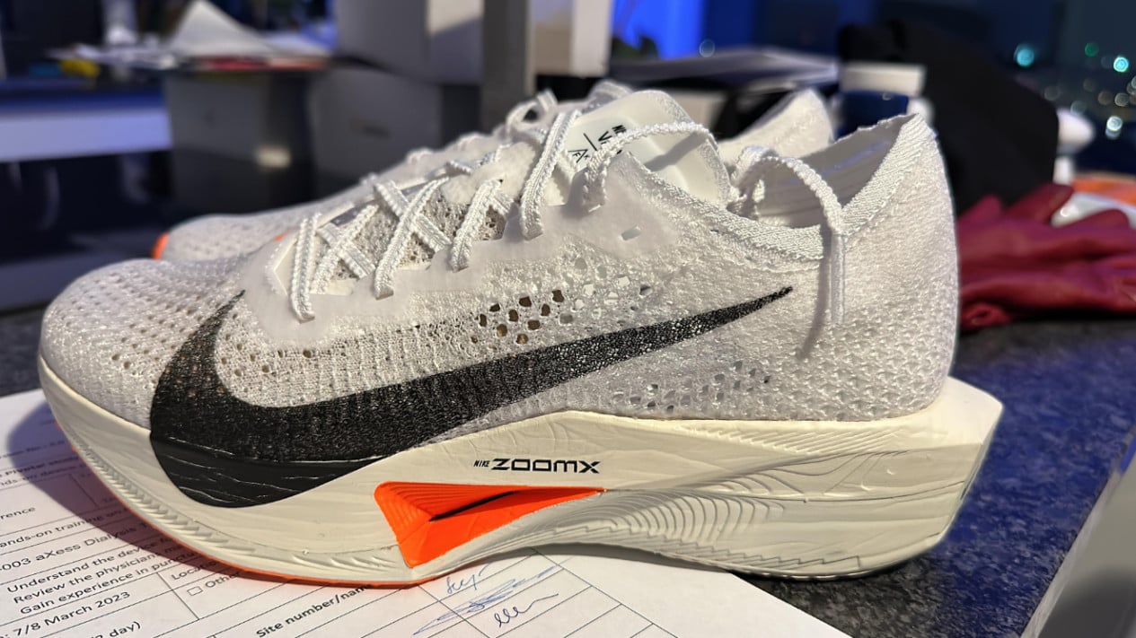 Nike Vaporfly 3, Rekomendasi Sepatu Lari Maraton Terbaik 2025, Nike Vaporfly 3 , Adidas Adizero Adios Pro 4 , Saucony Kinvara Pro , Hoka Cielo X1 , New Balance FuelCell SuperComp Elite v4 , Tips Memilih Sepatu Maraton yang Tepat