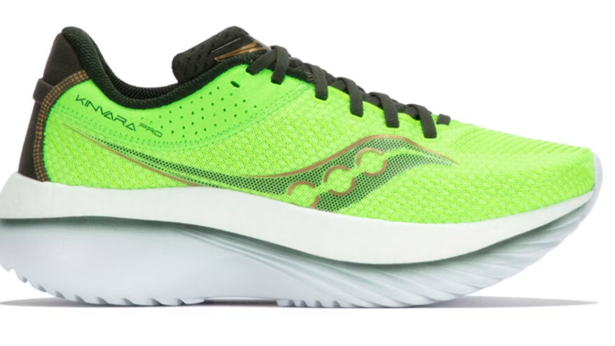 Saucony Kinvara Pro, Rekomendasi Sepatu Lari Maraton Terbaik 2025, Nike Vaporfly 3 , Adidas Adizero Adios Pro 4 , Saucony Kinvara Pro , Hoka Cielo X1 , New Balance FuelCell SuperComp Elite v4 , Tips Memilih Sepatu Maraton yang Tepat