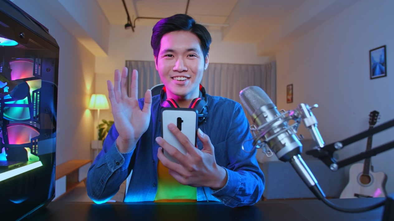 Livestreaming, 1. Instagram Live: Panggung Visual yang Gampang Diterima, 2. YouTube Live: Buat yang Mau Lebih Pro, 3. Facebook Live: Dekat Sama Komunitas, 4. Twitch: Rumahnya Gamer dan Keren Niche