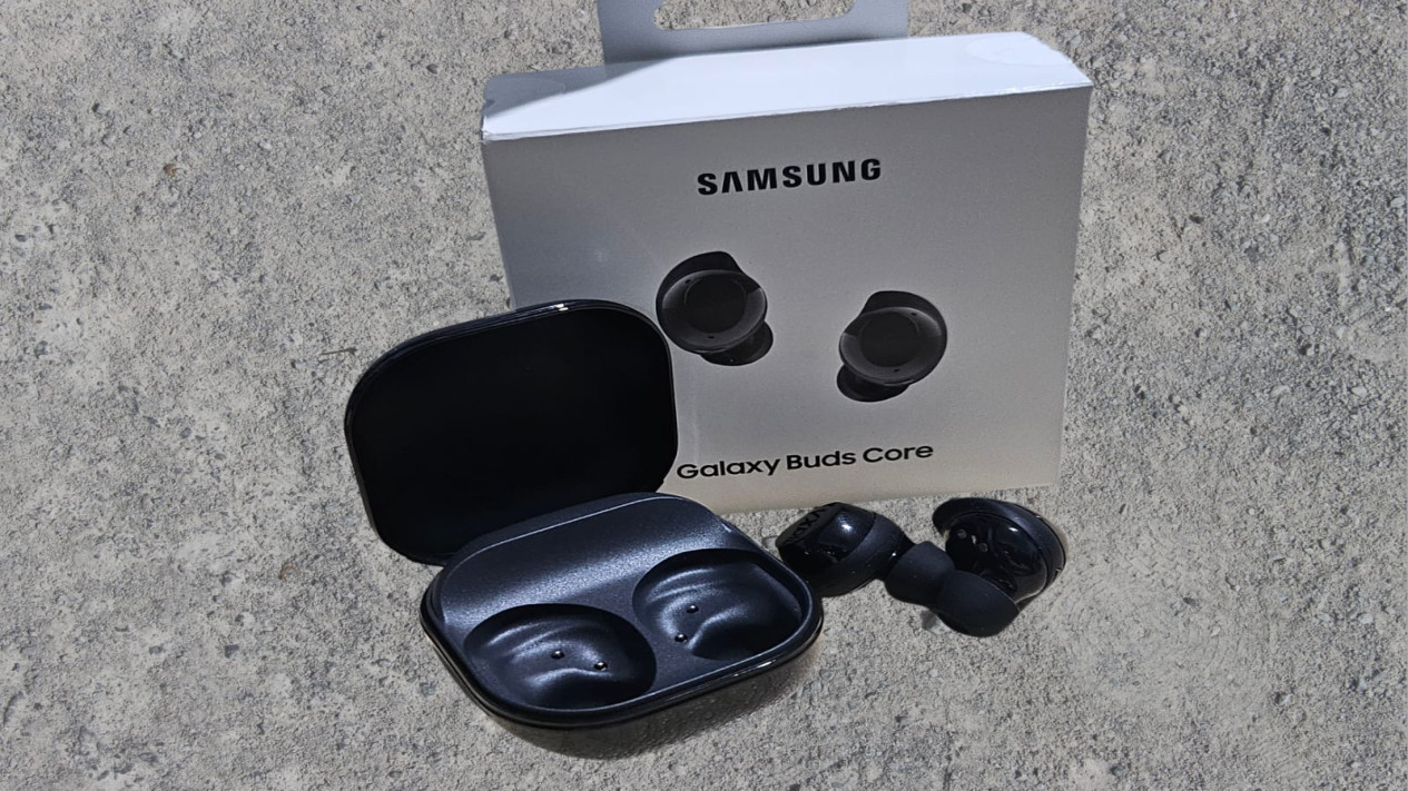 Galaxy Buds Core, Desain Ikonis yang Kembali Menghidupkan Nostalgia, Galaxy Buds Core , Ergonomi Modern dan Harga yang Terjangkau, Cocok untuk Gaya Hidup Aktif dan Olahraga, Kenyamanan di Tengah Mobilitas Tinggi, Intuitive Touch Control untuk Kemudahan Sehari-hari