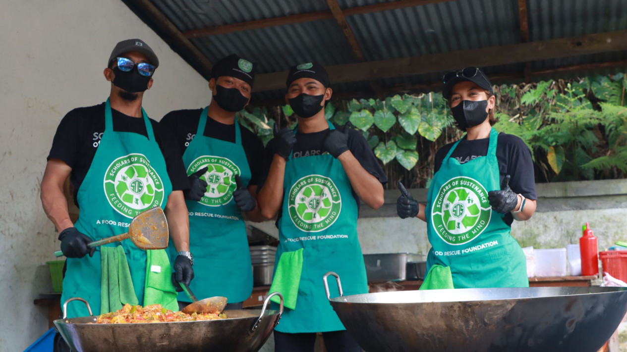 2_MODENA bekerja sama dengan Scholars of Sustenance (SOS) Indonesia dari mulai proses rescue, produksi, hingga distribusi makanan bergizi 