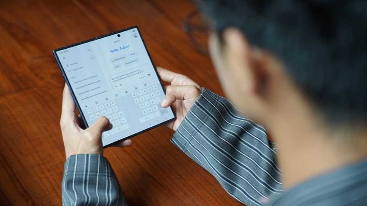 Aulion kerap menggunakan Gemini AI untuk mencari referensi ideas untuk kontennya #Samsung, Galaxy AI dan Gemini AI: Teman Diskusi Kreatif Anak Muda, Aulion: Menangkap Ide di Mana Pun, Kapan Pun, Bianca Victoria: Angkat Budaya Lokal Lewat Fashion dan Teknologi, Kolaborasi Jadi Kunci Perubahan, Fleksibilitas dan Inovasi untuk Generasi Visioner, Rayakan Semangat Baru, Raih Kesempatan Spesial, Dari Sumpah ke Aksi