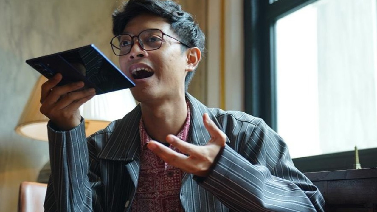 Aulion sering memanfaatkan Gemini Live untuk bisa brainstorming bersama #Samsung, Galaxy AI dan Gemini AI: Teman Diskusi Kreatif Anak Muda, Aulion: Menangkap Ide di Mana Pun, Kapan Pun, Bianca Victoria: Angkat Budaya Lokal Lewat Fashion dan Teknologi, Kolaborasi Jadi Kunci Perubahan, Fleksibilitas dan Inovasi untuk Generasi Visioner, Rayakan Semangat Baru, Raih Kesempatan Spesial, Dari Sumpah ke Aksi