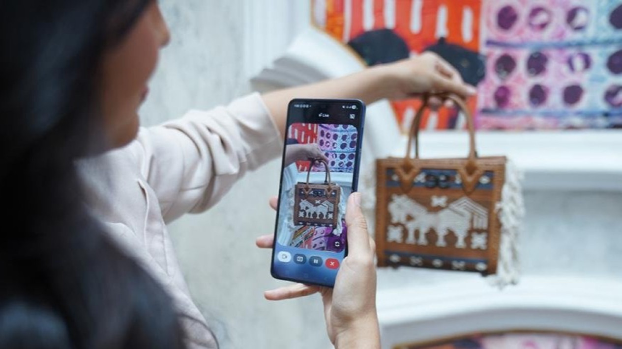 Tak jarang Bianca memanfaatkan Gemini Live Camera untuk tahu filosofi dari kain yang digunakannya #Samsung, Galaxy AI dan Gemini AI: Teman Diskusi Kreatif Anak Muda, Aulion: Menangkap Ide di Mana Pun, Kapan Pun, Bianca Victoria: Angkat Budaya Lokal Lewat Fashion dan Teknologi, Kolaborasi Jadi Kunci Perubahan, Fleksibilitas dan Inovasi untuk Generasi Visioner, Rayakan Semangat Baru, Raih Kesempatan Spesial, Dari Sumpah ke Aksi