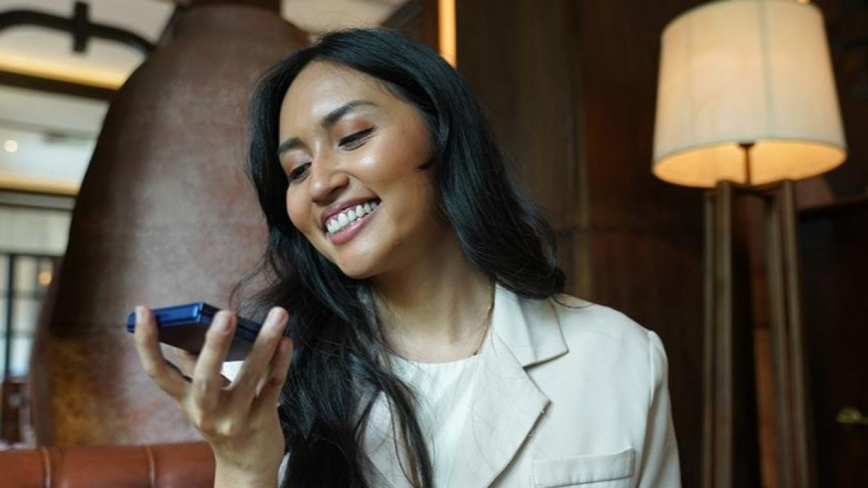 Gemini AI di cover screen Galaxy Z Flip7 mudah untuk digunakan berkat designnya yang compact #Samsung, Galaxy AI dan Gemini AI: Teman Diskusi Kreatif Anak Muda, Aulion: Menangkap Ide di Mana Pun, Kapan Pun, Bianca Victoria: Angkat Budaya Lokal Lewat Fashion dan Teknologi, Kolaborasi Jadi Kunci Perubahan, Fleksibilitas dan Inovasi untuk Generasi Visioner, Rayakan Semangat Baru, Raih Kesempatan Spesial, Dari Sumpah ke Aksi