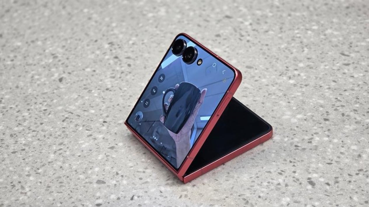 FlexCam Galaxy Z Flip7 memungkinkan pengguna mengambil foto low-angle sendiri dan stabil tanpa tripod, membuka lebih banyak kreativitas dalam memotret produk, Gemini Live di Galaxy Z Flip7: Proses Kreatif Lebih Cepat dan Terarah, Gemini Live Cover Screen di Galaxy Z Flip7 , FlexCam: Mengubah Galaxy Z Flip7 Menjadi Mini Studio Foto, Gemini Nano “Banana”: Sentuhan Profesional dalam Sekali Prompt, Alur Kerja Kreatif dari Awal hingga Jadi Konten Jualan, Seri Galaxy Z Fold7 dan Z Flip7: Pilih Model Sesuai Kebutuhan Bisnismu, Penawaran Spesial: Waktu yang Tepat Memulai Bisnis Online Barumu, Galaxy Z Flip7 + Gemini AI = Partner Bisnis yang Fleksibel dan Kreatif