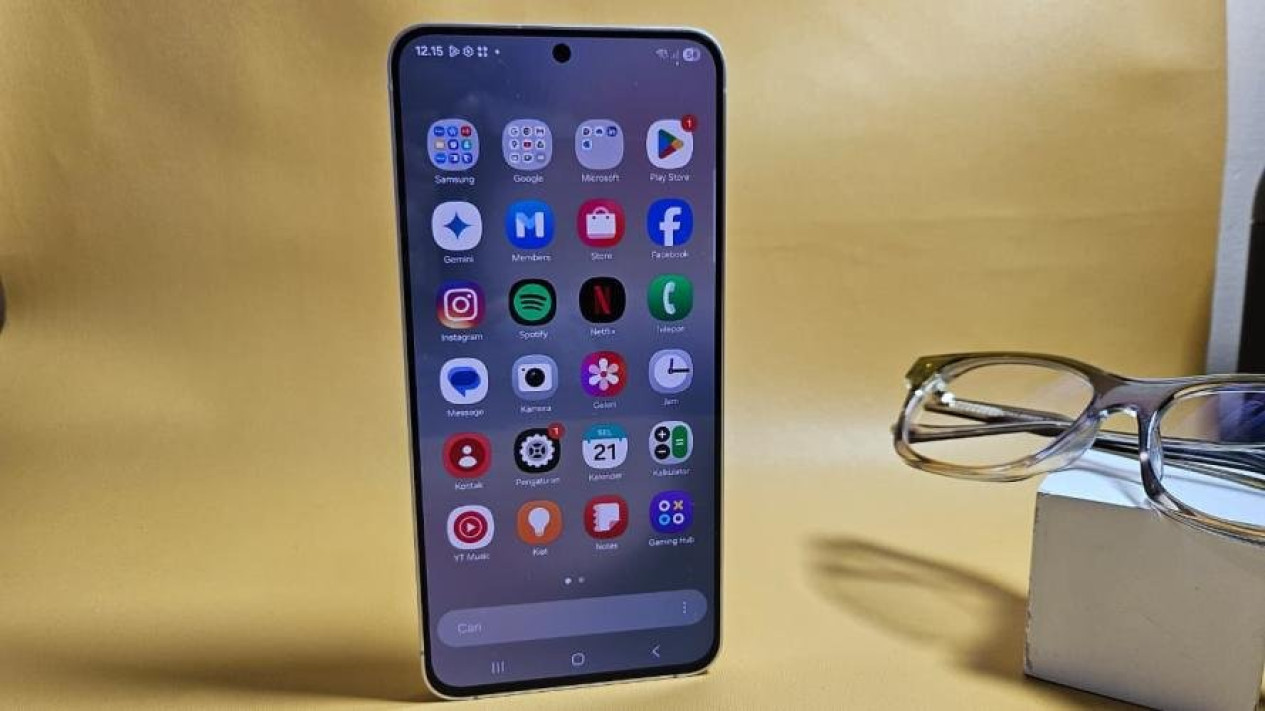 Fitur Samsung Galaxy S25 FE, Selfie Camera 12MP: Fondasi Editing Foto AI yang Berkualitas, Gemini Nano Banana: Editing Foto Canggih Hanya dengan Prompt, Generative Edit: Hapus, Tambah, atau Perbaiki Foto Tanpa Aplikasi Tambahan, AI-Assisted Creativity: Workflow Kreatif Jadi Lebih Sederhana, Galaxy S25 FE = Smartphone Kreator Generasi Baru