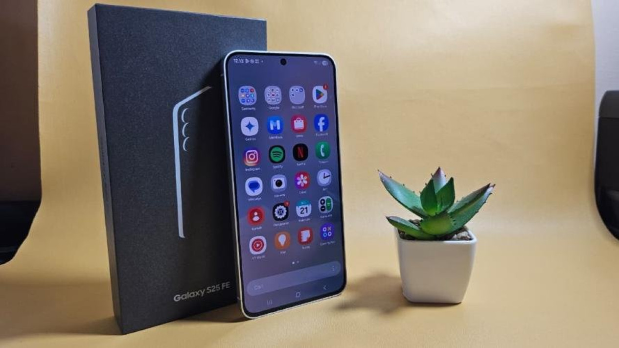 Samsung Galaxy S25 FE, Selfie Camera 12MP: Fondasi Editing Foto AI yang Berkualitas, Gemini Nano Banana: Editing Foto Canggih Hanya dengan Prompt, Generative Edit: Hapus, Tambah, atau Perbaiki Foto Tanpa Aplikasi Tambahan, AI-Assisted Creativity: Workflow Kreatif Jadi Lebih Sederhana, Galaxy S25 FE = Smartphone Kreator Generasi Baru