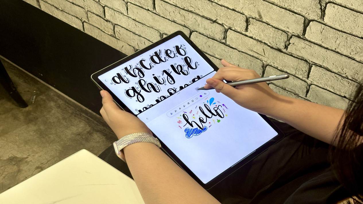 Moto Pad 60 Pro, Layar 3K 144Hz: Kanvas Digital yang Siap Menangkap Ide, Moto Pen Pro &amp; AI Google: Kombinasi Cerdas untuk Kreasi Lebih Cepat, Performa Kencang untuk Multitasking dan Produksi Konten, Audio JBL &amp; Baterai Jumbo: Kreasi Tanpa Batas Waktu, Smart Connect: Ekosistem Kerja yang Terhubung