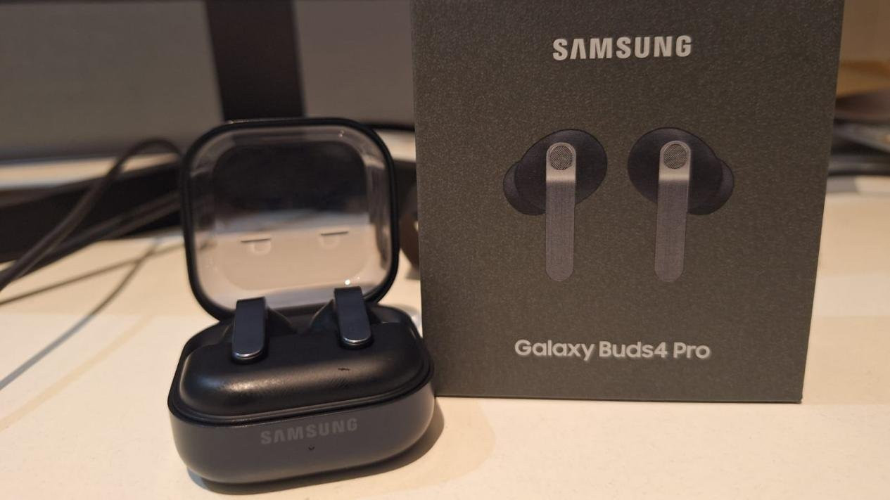 Review Samsung Galaxy Buds4 Pro, Desain Samsung Galaxy Buds 4 Pro yang Lebih Modern dan Ergonomis, Kualitas Audio Samsung Galaxy Buds 4 Pro yang Lebih Imersif, Teknologi Active Noise Cancellation yang Lebih Canggih, Fitur Panggilan yang Lebih Jernih dengan Teknologi AI, Konektivitas Lebih Stabil dengan Bluetooth Generasi Baru, Daya Tahan Baterai yang Cukup untuk Aktivitas Harian, Integrasi Ekosistem Galaxy yang Jadi Kelebihan, Kelebihan Samsung Galaxy Buds 4 Pro, Kekurangan yang Perlu Dipertimbangkan, Kesimpulan Review Samsung Galaxy Buds 4 Pro