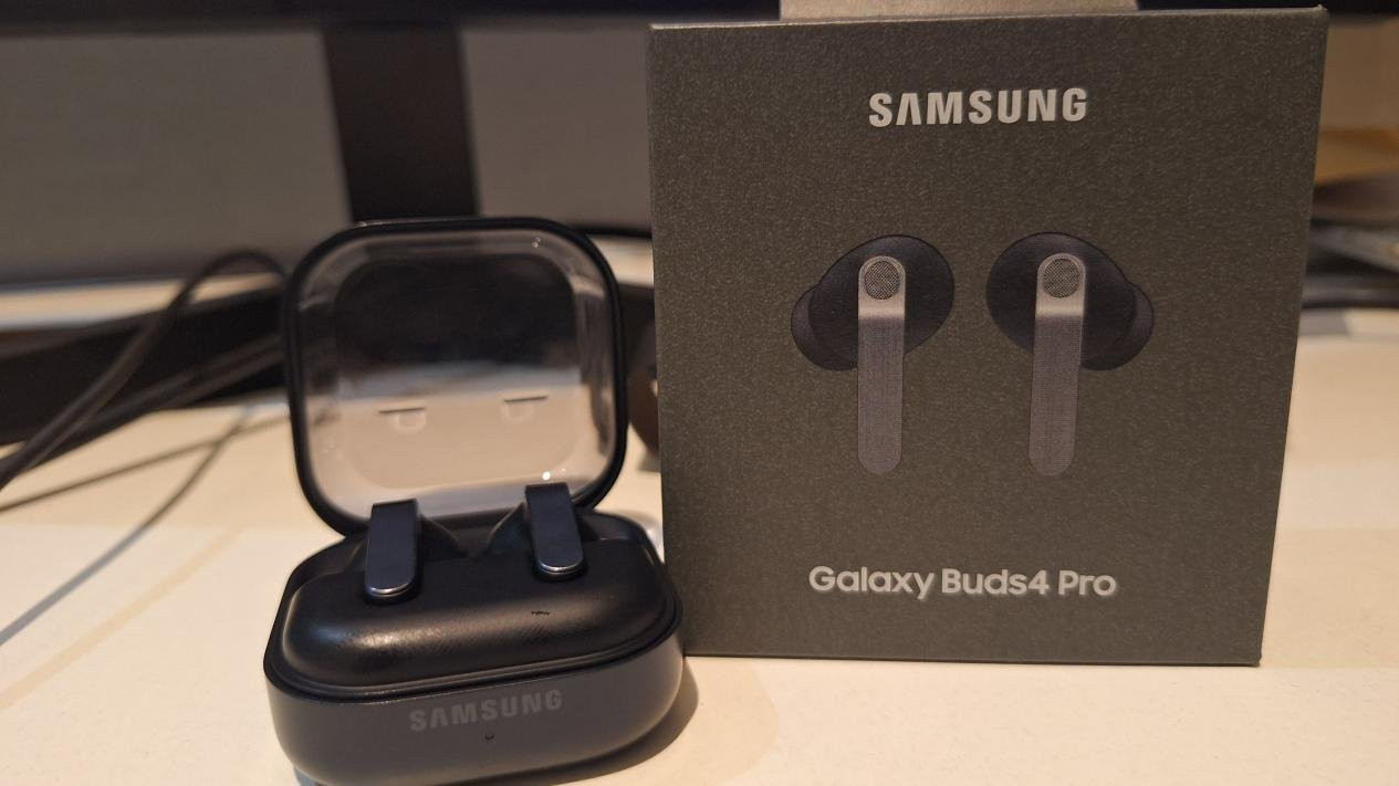 Review Samsung Galaxy Buds 4 Pro Upgrade Kecil, Performa Makin Powerful #Olin Sianturi, Review Galaxy Buds 4 Pro: Desain Lebih Dewasa dan Nyaman, Samsung Galaxy Buds 4 Pro Hadirkan Kualitas Audio Lebih Imersif, Buds4 Pro Audio Tuning Saingi Kompetitor Kelas Atas, Galaxy Buds4 Pro ANC Makin Baik, Tapi Belum Sempurna, Mode Transparansi Lebih Natural dan Nyaman, Konektivitas dan Fitur Audio Masih Terikat Ekosistem Galaxy, Daya Tahan dan Ketahanan Air Lebih Baik, Apakah Galaxy Buds 4 Pro Layak Dibeli?, Earbuds Samsung Terbaik Saat Ini