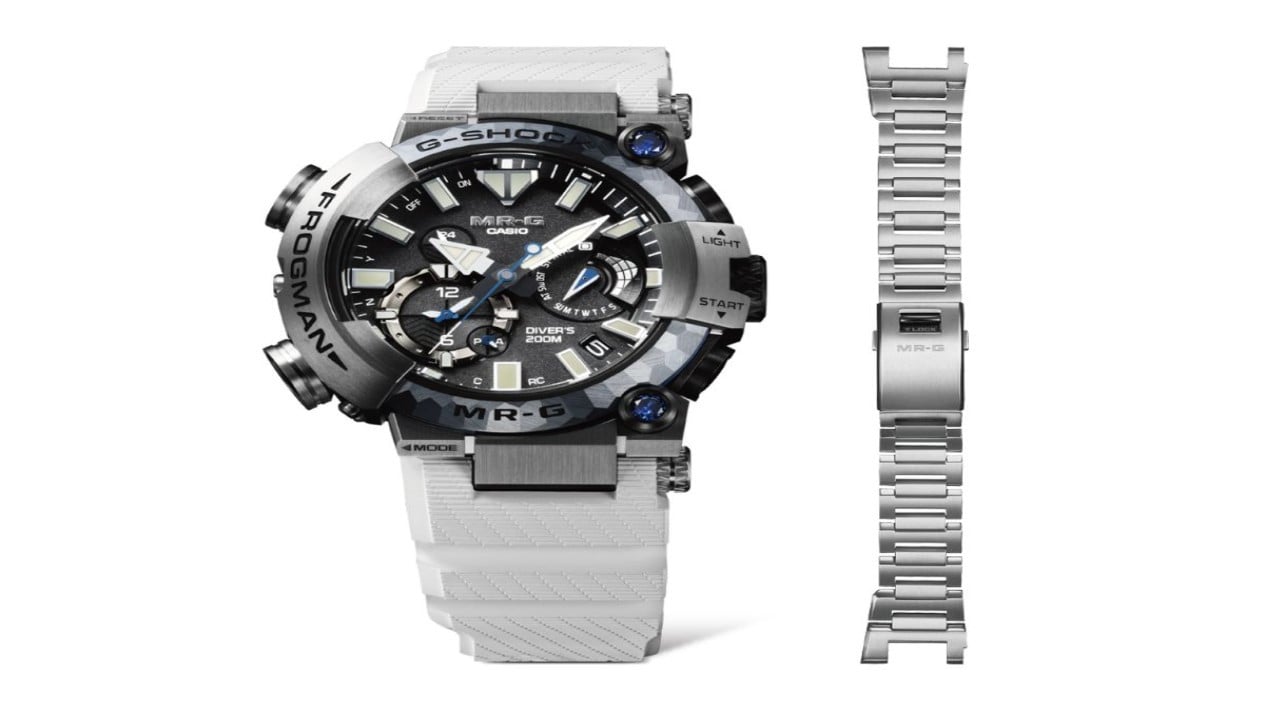 Casio G-Shock MR-G Frogman dilengkapi strap titanium dan Dura Soft putih (Photo: Casio), Desain yang Terinspirasi dari Alam dan Dikerjakan dengan Presisi, Fleksibilitas Strap yang Bikin Gaya Ganti-ganti Tanpa Ribet, Fitur Menyelam yang Lengkap untuk Para Penyelam Modern, Teknologi Canggih yang Bikin Jam Tahan Lama dan Akurat, Mempertimbangkan Jam Ini untuk Koleksi atau Petualanganmu?