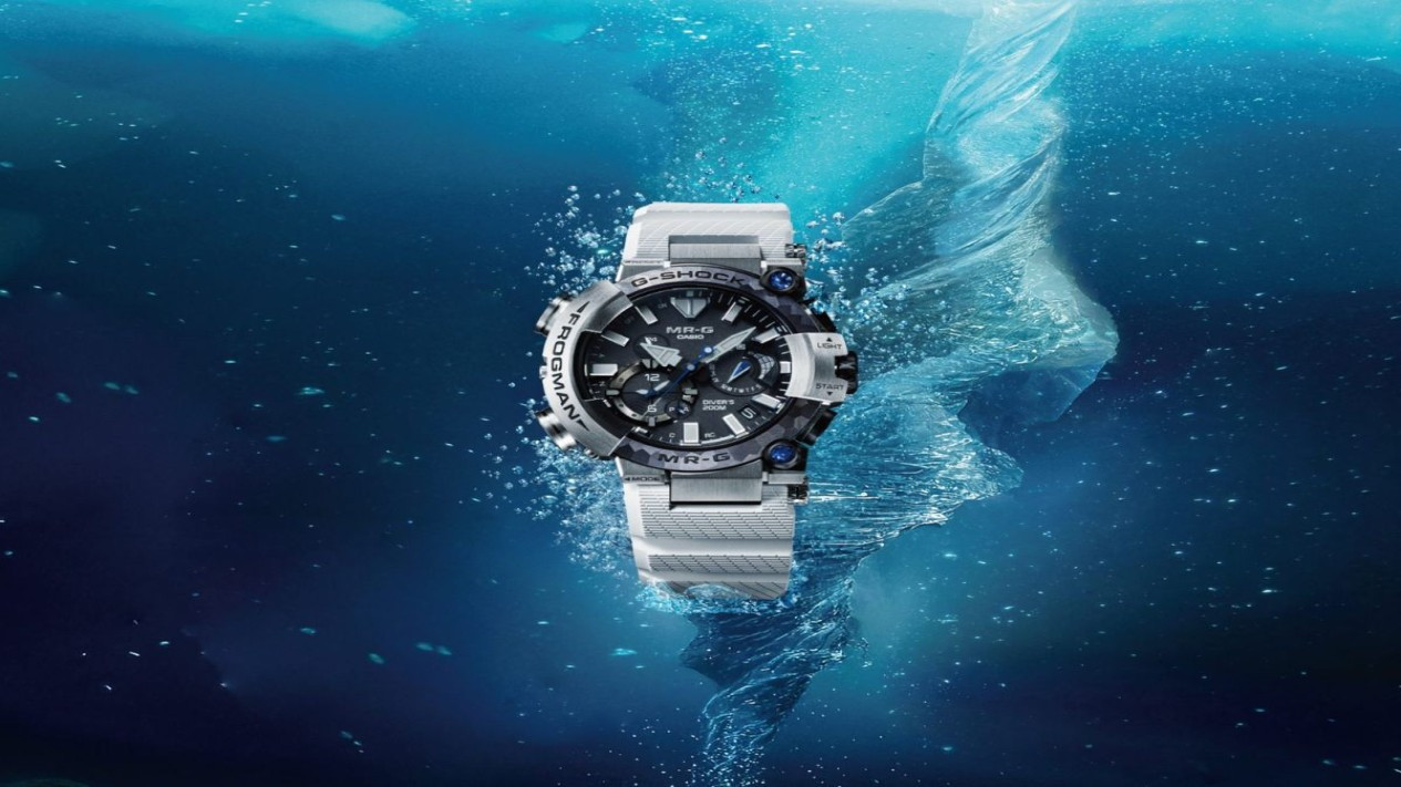 Casio G-Shock MR-G Frogman MRG-BF1000EB-1A tampak depan (Photo: Casio), Desain yang Terinspirasi dari Alam dan Dikerjakan dengan Presisi, Fleksibilitas Strap yang Bikin Gaya Ganti-ganti Tanpa Ribet, Fitur Menyelam yang Lengkap untuk Para Penyelam Modern, Teknologi Canggih yang Bikin Jam Tahan Lama dan Akurat, Mempertimbangkan Jam Ini untuk Koleksi atau Petualanganmu?