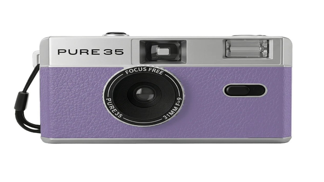 Tampilan depan kamera Pure35 dengan lensa wide-angle (Photo: Analogue Wonderland), Desain dan Spesifikasi Kamera Pure35, Ketersediaan dan Harga di Pasar Global, Tampilan depan kamera Pure35 dengan lensa wide-angle (Photo: Analogue Wonderland), Relevansi untuk Penggemar Fotografi di Indonesia, Tampilan samping kamera Pure35 dengan viewfinder optik kecil (Photo: Analogue Wonderland)