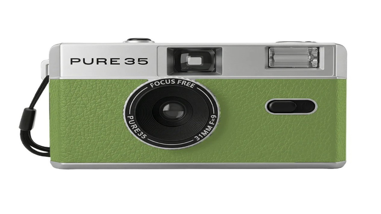 Tampilan samping kamera Pure35 dengan viewfinder optik kecil (Photo: Analogue Wonderland), Desain dan Spesifikasi Kamera Pure35, Ketersediaan dan Harga di Pasar Global, Tampilan depan kamera Pure35 dengan lensa wide-angle (Photo: Analogue Wonderland), Relevansi untuk Penggemar Fotografi di Indonesia, Tampilan samping kamera Pure35 dengan viewfinder optik kecil (Photo: Analogue Wonderland)