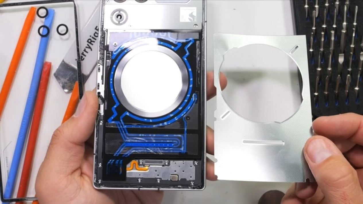 RedMagic 11 Pro dengan sistem pendingin cair aktif (Photo: Samsung), RedMagic 11 Pro dengan sistem pendingin cair aktif (Photo: Samsung), Tim Riset Samsung Fokus pada Sistem Pendingin Canggih, Pendingin Cair Aktif: Solusi untuk Performa Maksimal, Tantangan dan Alternatif Sistem Pendingin Udara, Konsep Pendingin Aktif Sudah Ada di Pasar Smartphone Gaming