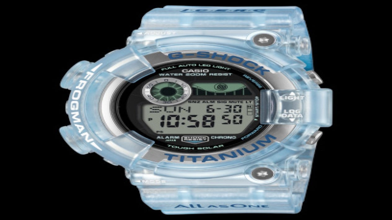 G-Shock Frogman GW-8202K-2 warna biru transparan (Photo: Casio), G-Shock Frogman GW-8202K-2 warna biru transparan (Photo: Casio), G-Shock Frogman GW-8202K-2: Jam Tangan Menyelam Berteknologi Tinggi, Desain asimetris khas Frogman (Photo: Casio), CasiOak GA-B2100KB-2A: Desain Stylish dengan Sentuhan Laut, Ukiran Love The Sea and The Earth pada caseback (Photo: Casio), Pengemasan dan Nilai Ekologis Koleksi