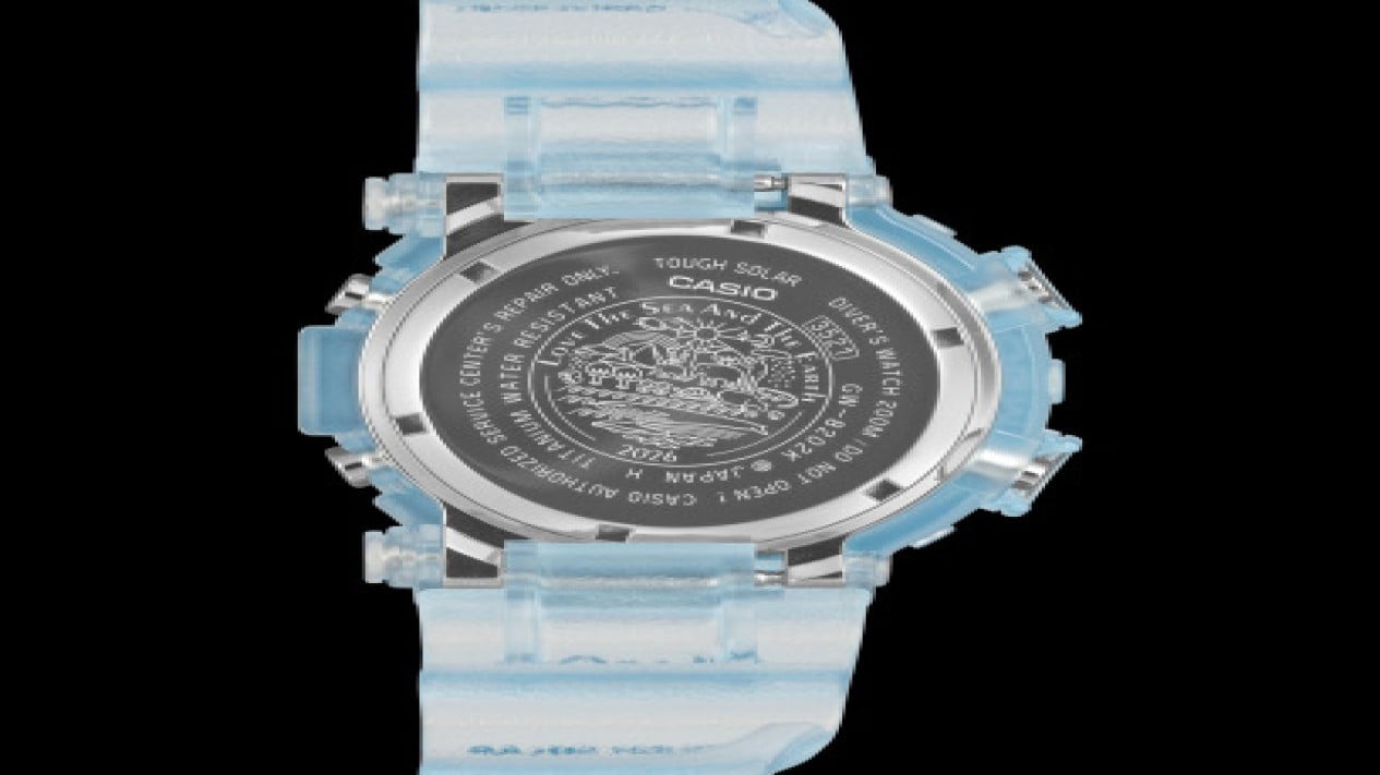 Desain asimetris khas Frogman (Photo: Casio), G-Shock Frogman GW-8202K-2 warna biru transparan (Photo: Casio), G-Shock Frogman GW-8202K-2: Jam Tangan Menyelam Berteknologi Tinggi, Desain asimetris khas Frogman (Photo: Casio), CasiOak GA-B2100KB-2A: Desain Stylish dengan Sentuhan Laut, Ukiran Love The Sea and The Earth pada caseback (Photo: Casio), Pengemasan dan Nilai Ekologis Koleksi