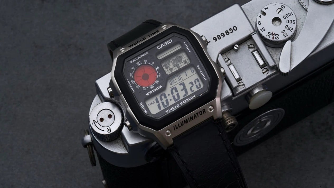 Tampilan depan Casio M-Edition versi silver dengan aksen jendela merah. (Photo: PPP Cameras)