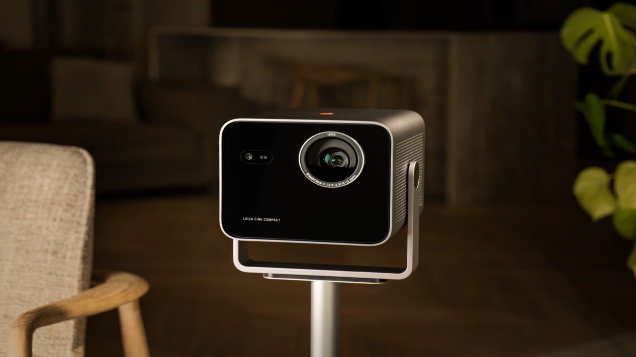 Tampak depan proyektor Leica Cine Compact 1 dengan lensa dan speaker terintegrasi (Photo: Leica), Desain Ringkas yang Tetap Powerful, Kualitas Gambar dan Fitur Gaming, Konektivitas dan Sistem Operasi Cerdas, Harga dan Jadwal Peluncuran Global