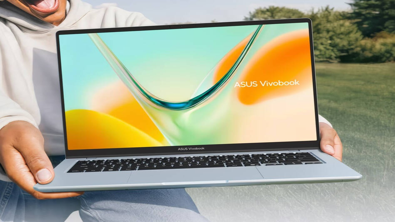 Vivobook S14 S5408 dari samping (Photo: Asus), Tampilan Vivobook Flip baru Asus (Photo: Asus), Empat Varian Vivobook Baru Ditenagai Snapdragon X, Vivobook S14 S5408 dari samping (Photo: Asus), Layar OLED Jadi Sorotan, Vivobook S16 S5608 menutup layar (Photo: Asus), RAM dan Penyimpanan Dianggap Terbatas, Daya Tahan Baterai dan Kapasitas Yang Sama Untuk Semua Ukuran, Harga Dan Ketersediaan Belum Dikonfirmasi