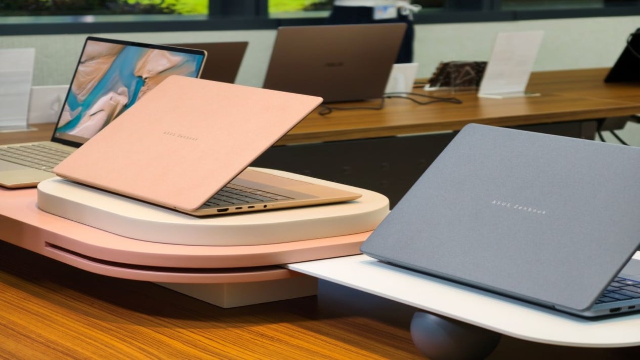 Tiga pilihan warna Asus Zenbook 14 Copilot AI terbaru yaitu Zabriskie Beige, Komodo Coral, dan Arctic Blue (Photo: Asus), Material Ceraluminum yang Tangguh dan Pilihan Warna Alam yang Elegan, Performa AI Hingga 50 TOPS untuk Produktivitas Masa Depan, Layar OLED Jernih dan Kenyamanan Penggunaan Harian, Mobilitas Tanpa Batas dengan Bodi Ringan dan Baterai Awet