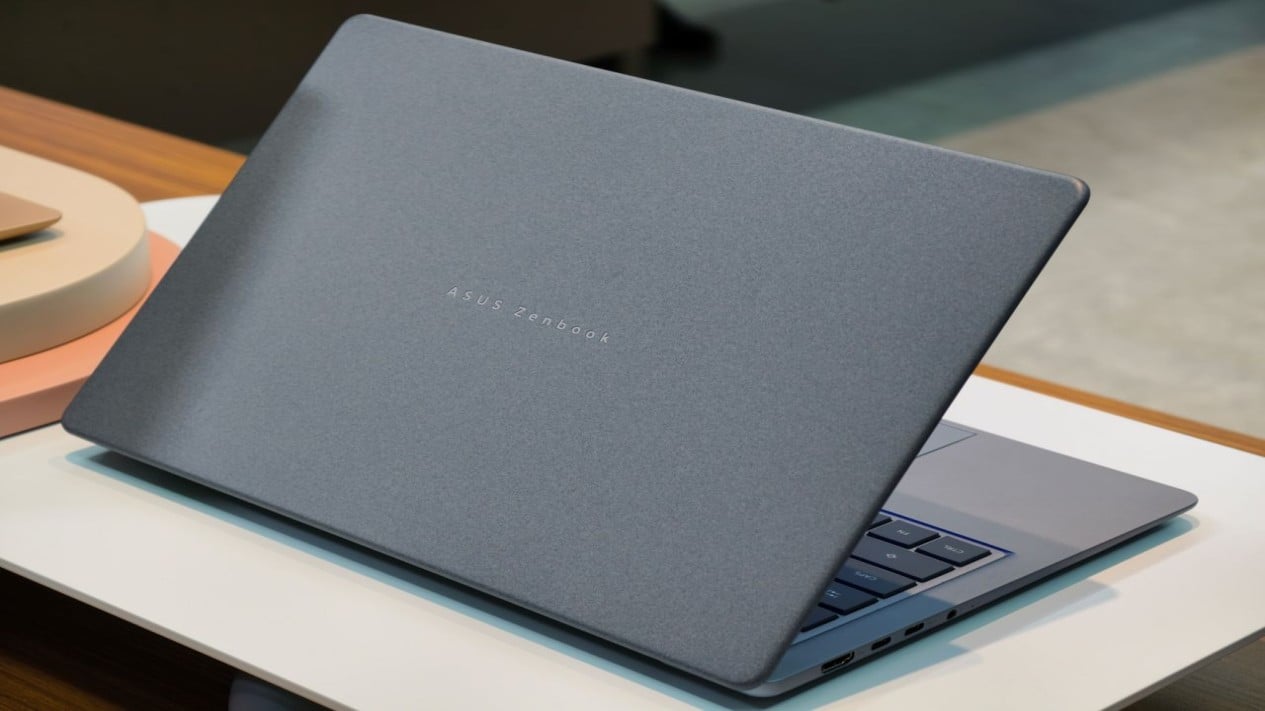 Detail tekstur material Ceraluminum pada bodi laptop Asus Zenbook 14 yang tahan gores dan sidik jari (Photo: Asus), Material Ceraluminum yang Tangguh dan Pilihan Warna Alam yang Elegan, Performa AI Hingga 50 TOPS untuk Produktivitas Masa Depan, Layar OLED Jernih dan Kenyamanan Penggunaan Harian, Mobilitas Tanpa Batas dengan Bodi Ringan dan Baterai Awet