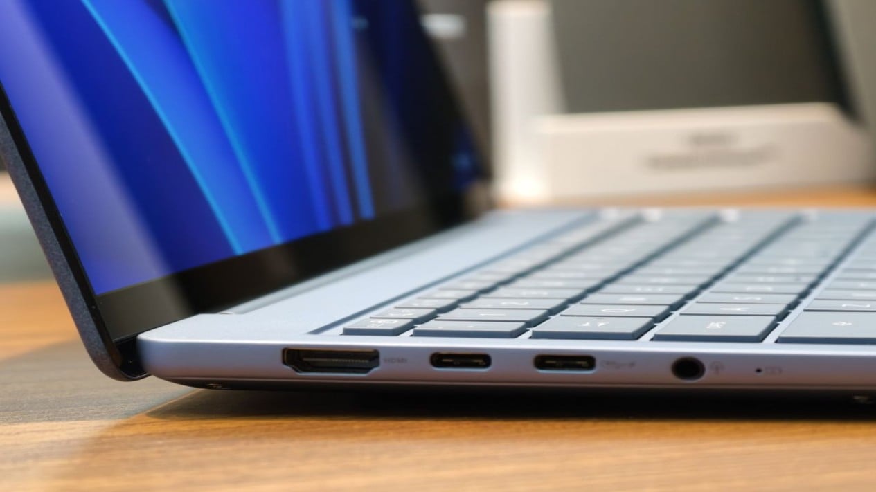 Deretan port konektivitas pada sisi samping Asus Zenbook 14 termasuk HDMI dan USB C (Photo: Asus), Material Ceraluminum yang Tangguh dan Pilihan Warna Alam yang Elegan, Performa AI Hingga 50 TOPS untuk Produktivitas Masa Depan, Layar OLED Jernih dan Kenyamanan Penggunaan Harian, Mobilitas Tanpa Batas dengan Bodi Ringan dan Baterai Awet