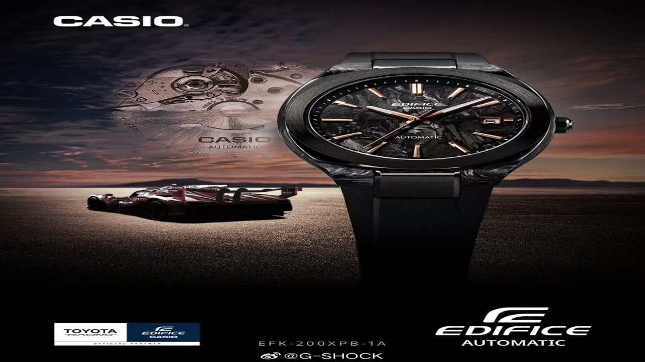 Jam tangan Casio Edifice x Toyota Racing EFK-200XPB-1A dengan dial karbon hitam dan aksen rose gold, Desain dan Material yang Mewakili Kolaborasi Casio dan Toyota Racing, Mesin Otomatis dengan Cadangan Daya Handal, Kaca Kristal Safir untuk Perlindungan Maksimal, Potensi Kehadiran di Pasar Indonesia