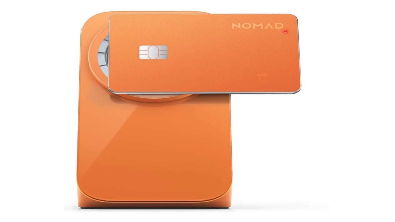 Koleksi dompet dan aksesori Nomad menampilkan pelacak tipis format kartu, Warna yang Siap Melengkapi iPhone Terbaru, Koleksi dompet dan aksesori Nomad menampilkan pelacak tipis format kartu, Solusi Pelacak Tipis yang Akhirnya Muat di Dompet, Sistem Isi Ulang Nirkabel dan Perlindungan dari Air, Charger MagSafe dengan Transparansi Menarik, Harga dan Ketersediaan Edisi Terbatas