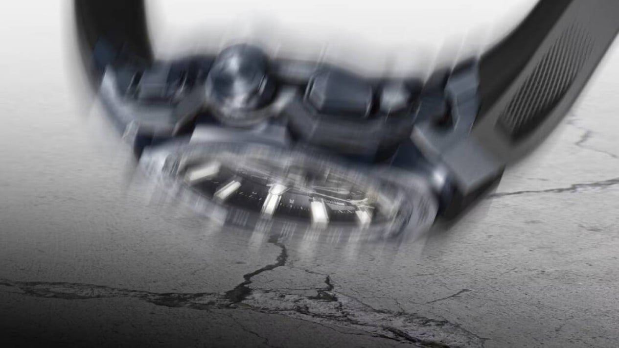 Sudut samping C‌asio G-Shock MTG-B4000B-1A perlihatkan bezel baja berlapis ion hitam