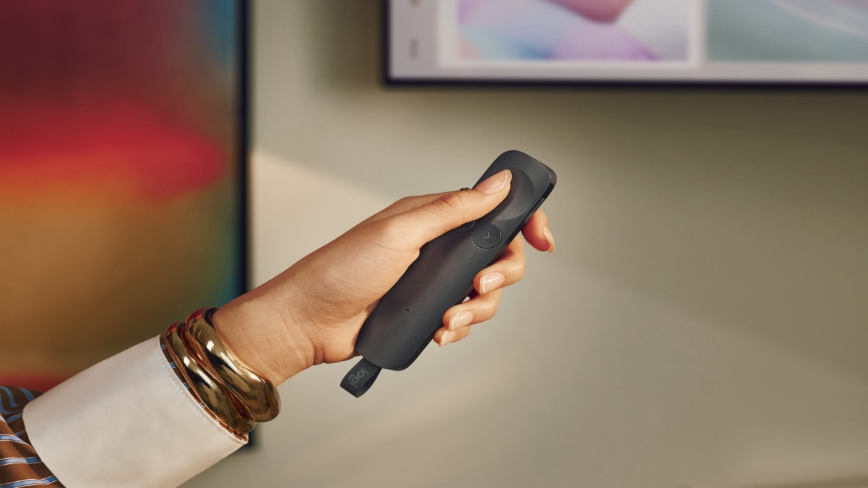 Remote presentasi L‌ogitech Spotlight 2 dilihat dari samping memperlihatkan tombol aksi yang dapat diprogram, Bukan Sekadar Laser Merah, Melainkan Sorotan Virtual Interaktif, Desain Aluminium Bulat dan Tombol Sensitif Tekanan, Umpan Balik Haptic yang Berbicara Lewat Getaran, Koneksi Nirkabel Tangguh dan Baterai Tahan Lama