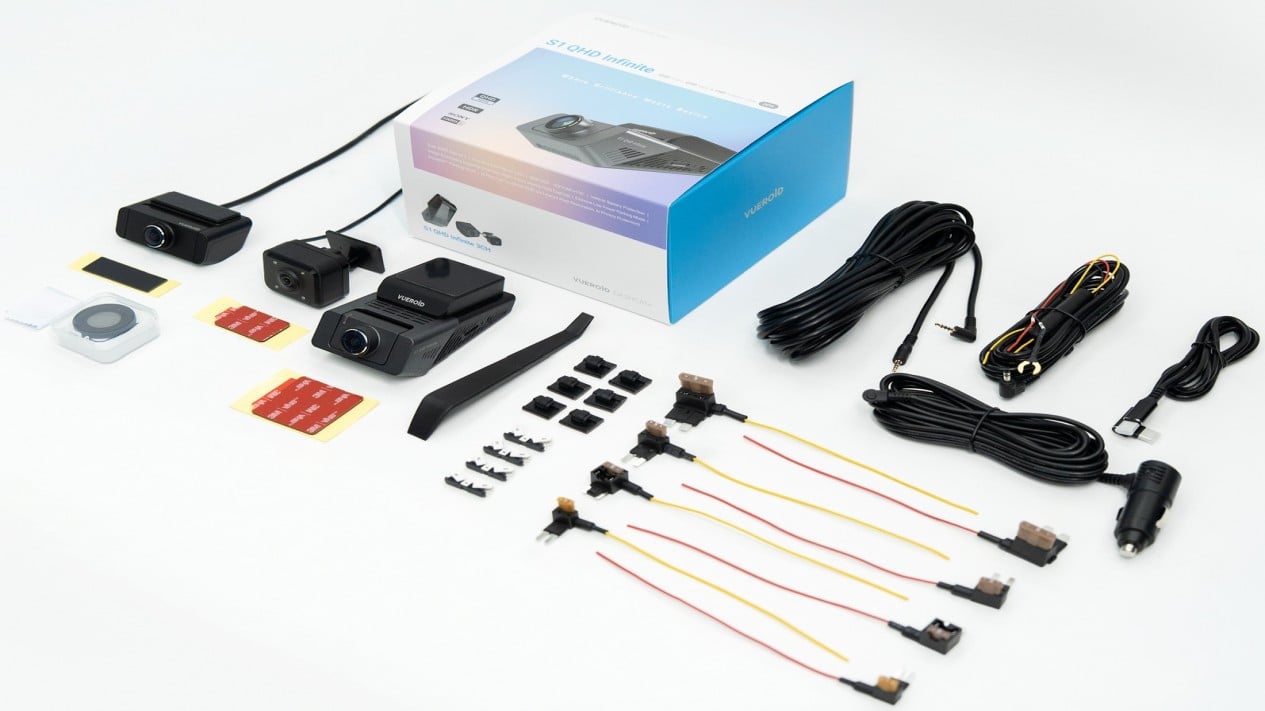 Paket pembelian lengkap Vueroid S1 QHD varian tiga kamera dengan kabel dan aksesoris, Teknologi Pengenal Pelat Nomor untuk Rekaman Lebih Bertanggung Jawab, Desain Ringkas, Layar dan GPS Jadi Satu, Mode Parkir Cerdas dan Konsumsi Daya Super Irit, Harga dan Ketersediaan Diskon Spesial