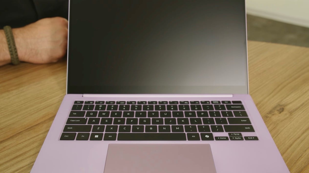 Tampilan samping laptop referensi P‌roject Firefly Intel, Konsep Baru Tekan Biaya Produksi, Tampilan samping laptop referensi P‌roject Firefly Intel, Bodi Tipis 12,9 mm dan Pilihan Warna Metalik, Tampak samping laptop P‌roject Firefly Intel, Performa Prosesor Wildcat Lake, Susunan mainboard laptop Project Firefly dengan RAM smartphone, Sisi depan laptop referensi Intel Project Firefly