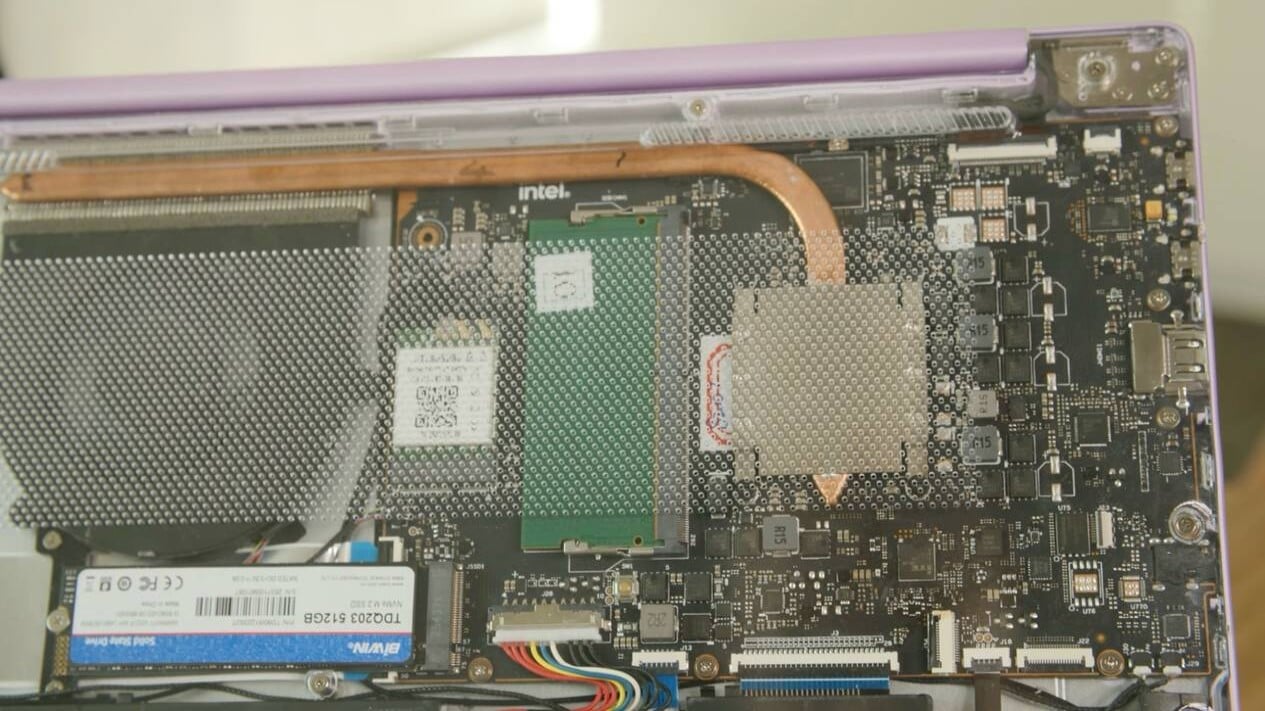 Tampak samping laptop P‌roject Firefly Intel, Konsep Baru Tekan Biaya Produksi, Tampilan samping laptop referensi P‌roject Firefly Intel, Bodi Tipis 12,9 mm dan Pilihan Warna Metalik, Tampak samping laptop P‌roject Firefly Intel, Performa Prosesor Wildcat Lake, Susunan mainboard laptop Project Firefly dengan RAM smartphone, Sisi depan laptop referensi Intel Project Firefly