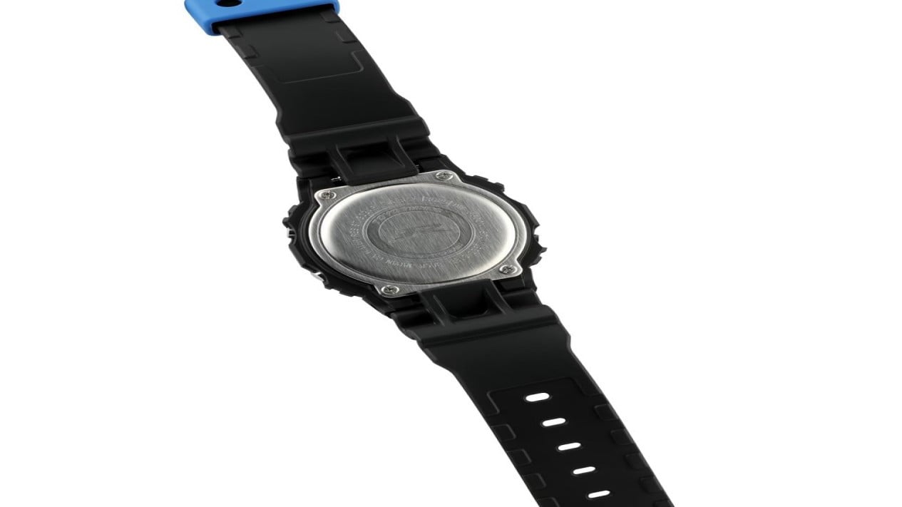 Bagian belakang C‌asio G-Shock DW5600TT25-1 dengan ukiran desain menyerupai dinding ban, Desain Kolaborasi yang Terinspirasi Lintasan Balap, Detail Tersembunyi yang Memikat Kolektor, Performa Tangguh Khas G-Shock, Kemasan Eksklusif untuk Kolektor, Potensi Rilis di Indonesia