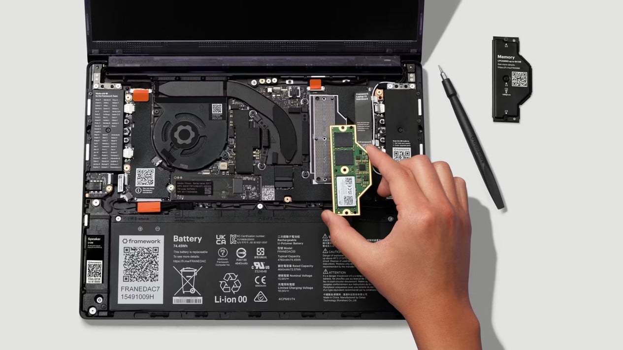 F‌ramework Laptop 13 Pro tampak samping dengan desain modular, Masalah Komponen yang Menyebabkan Penundaan, F‌ramework Laptop 13 Pro tampak samping dengan desain modular, Dampak bagi Konsumen dan Opsi yang Tersedia, Potensi Rilis di Indonesia dan Ketersediaan