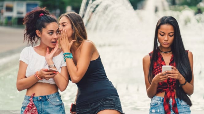 3 Zodiak Ini Berpotensi Jadi Tukang Gosip di Belakangmu