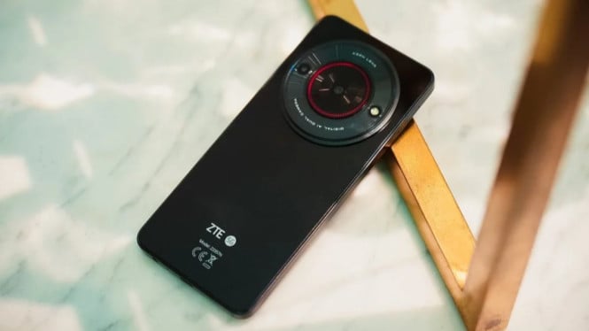 ZTE Blade A75 5G: HP Entry-Level Harga Rp1,5 Jutaan dengan Fitur Modern, Desain Elegan dengan Modul Kamera yang Unik, Performa Andal untuk Sehari-Hari, Kamera Simpel tapi Bisa Diandalkan, Baterai Awet, Sayang Pengisian Lambat, Fitur Modern dengan Harga Terjangkau
