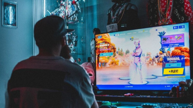 Perbandingan Smart TV dan Android TV: Mana yang Lebih Baik?, 1. Sistem Operasi yang Digunakan, 2. Update dan Pembaruan Sistem, 3. Fitur dan Ketersediaan Aplikasi, 4. Tampilan Antarmuka dan Navigasi, 5. Konektivitas dan Kemudahan Sambungan ke Perangkat Lain, 6. Fitur Screen Mirroring dan Chromecast, 7. Remote Control dan Navigasi, 8. Asisten Suara dan AI Integration, 9. Perbedaan Harga: Mana yang Lebih Terjangkau?