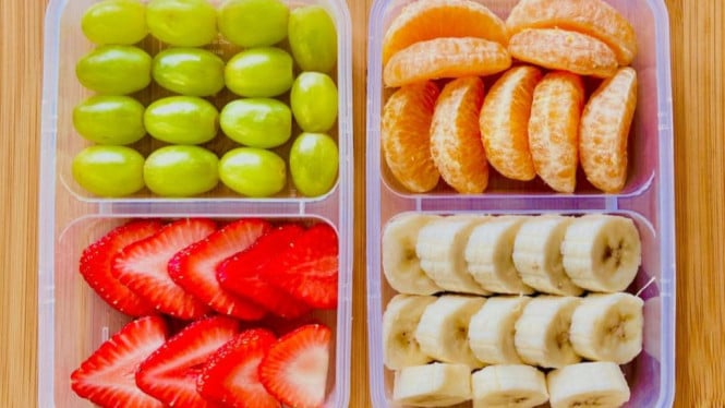 Tips Simpan Buah Potong di Kulkas: Rahasia Buah Tetap Segar dan Lezat, 1. Simpan Buah Potong dalam Wadah Tertutup dan Lapisi dengan Plastik atau Kain Lembap, 2. Simpan di Suhu yang Tepat, Gunakan Rak Pendingin atau Chiller Kulkas, 3. Tambahkan Perasan Lemon atau Jeruk Nipis untuk Mencegah Oksidasi, 4. Pisahkan dan Jangan Mencampur Berbagai Jenis Buah dalam Satu Wadah, 5. Gunakan Kertas Tisu untuk Menyerap Kelembapan Berlebih, 6. Konsumsi Buah Potong dalam 2-3 Hari untuk Menikmati Rasa Terbaik