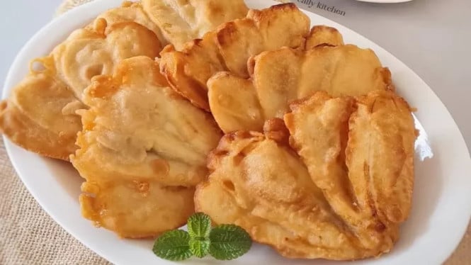 Cara Mudah Bikin Pisang Goreng Tidak Berminyak, Renyahnya Tahan Lama &amp; Bebas Rasa Bersalah!, 1. Pastikan Minyak Benar-Benar Panas, 2. Gunakan Api Sedang untuk Hasil Terbaik, 3. Hindari Menumpuk Pisang Saat Ditiriskan, 4. Ganti Tisu Secara Berkala