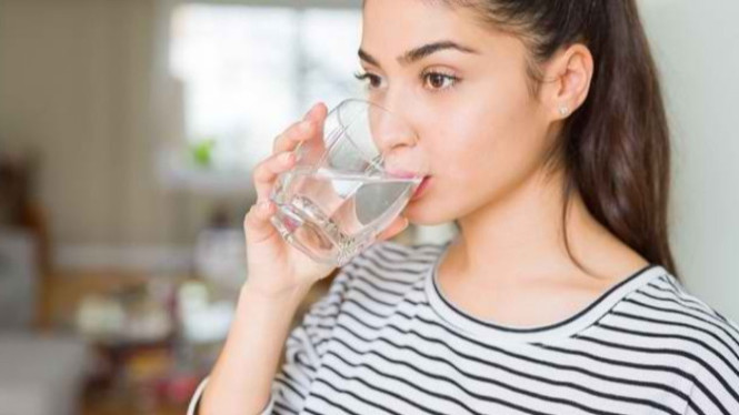 Jangan Salah! Minum Air Berlebihan Bisa Picu Gangguan Ginjal, Simak Penjelasan Dokter, Apa Itu Overhidrasi dan Bahayanya bagi Ginjal?, Dampak Overhidrasi Jangka Panjang pada Fungsi Ginjal, Gejala dan Tanda-Tanda Overhidrasi yang Perlu Diwaspadai, Siapa yang Berisiko Tinggi Mengalami Overhidrasi?, Cara Mengatur Konsumsi Air Putih yang Sehat dan Aman, Kesimpulan: Minum Air Putih Secukupnya untuk Jaga Kesehatan Ginjal
