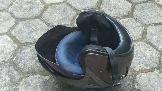 Jangan Biarkan Helm Basah Berbau Apek! Begini Cara Cepat Mengeringkannya dengan Mudah!, Bongkar Bagian yang Bisa Dilepas – Langkah Awal Pengeringan Helm, Keringkan Padding dan Visor dengan Teknik Tepat, Gunakan Kipas Angin atau Hair Dryer untuk Mempercepat Proses, Gantung Helm dengan Posisi Terbalik atau Miring, Hindari Menjemur Langsung di Bawah Sinar Matahari, Manfaat Mengeringkan Helm dengan Benar, Kesimpulan: Jaga Helm Tetap Kering untuk Kenyamanan Berkendara