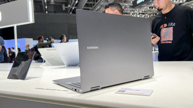 Galaxy Book5 Pro, Solusi Produktivitasmu dalam Satu Genggaman, Desain Minimalis, Fleksibel dan Nyaman Digunakan, Layar AMOLED Berkualitas Premium, Baterai Kuat, Tanpa Khawatir Mati Saat Penting, Keyboard dan Trackpad yang Responsif