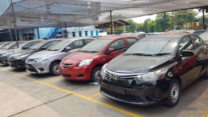 Waspada! Ini 3 Tanda Mobil Bekas Bermasalah, Jangan Sampai Tertipu Harga Murah, 1. Mobil Bekas Tabrakan Besar: Bahaya Tersembunyi di Balik Bodi Mulus, 2. Odometer Diputar Ulang: Kilometer Rendah Belum Tentu Mobil Masih Segar, 3. Dokumen Tidak Lengkap atau Bermasalah: Risiko Hukum yang Fatal, Tips Tambahan: Cermat dan Teliti Sebelum Membeli, Kesimpulan: Pilih Mobil Bekas dengan Bijak