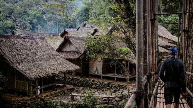 Travel Waktu ke Masa Lalu: Daftar Desa Tradisional Penuh Nostalgia, 1. Suku Baduy, Banten, 2. Kampung Naga, Tasikmalaya, 3. Tana Toraja, Sulawesi Selatan, 4. Wae Rebo, Flores, 5. Suku Sasak, Lombok, 6. Kampung Adat Bena, Ngada, 7. Desa Trunyan, Bali